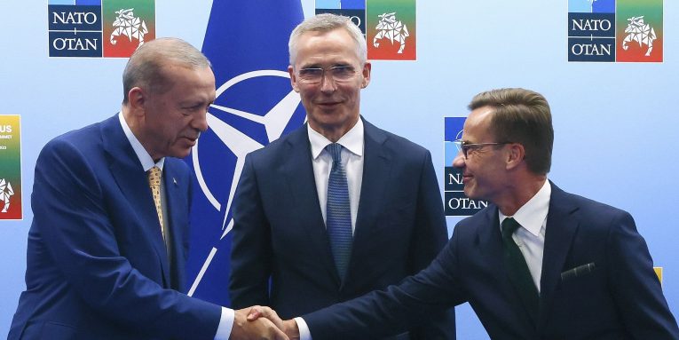Komiteti parlamentar turk jep miratimin per anetaresimin e Suedise ne NATO
